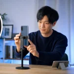 スマートフォンをスタンドへ固定して配信準備をする様子