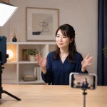 スマートフォンと照明を固定して視聴画面を確認する配信準備